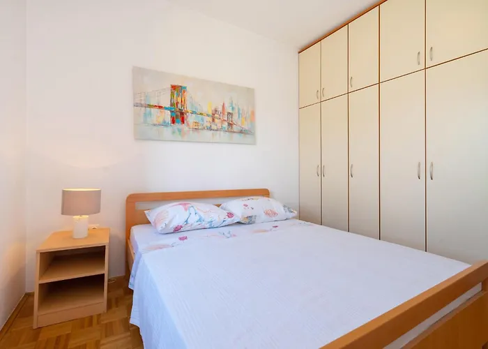 Nyaraló 5 Bedroom Lovely In
