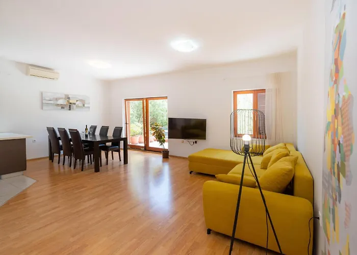 Сasa de vacaciones 5 Bedroom Lovely In Posedarje