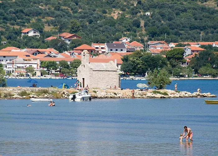 5 Bedroom Lovely In Сasa de vacaciones Posedarje