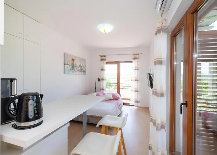 5 Bedroom Lovely In Nyaraló Posedarje
