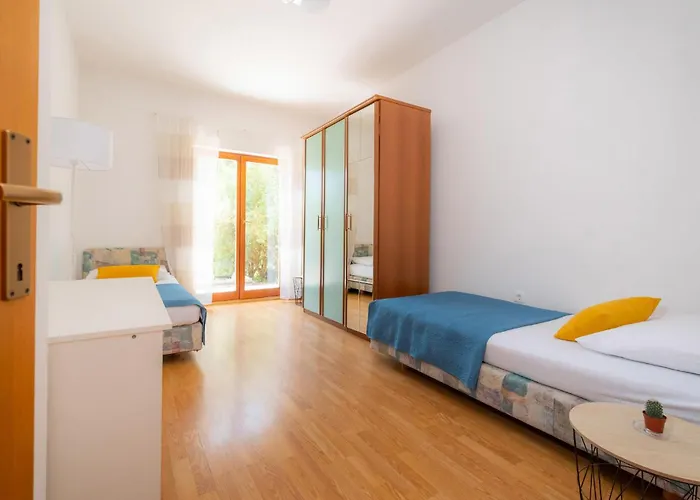5 Bedroom Lovely In Nyaraló