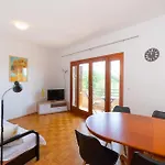 5 Bedroom Lovely In פוסדריה