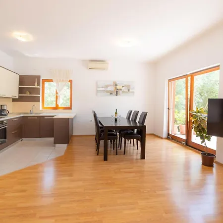 Dom wakacyjny 5 Bedroom Lovely In *