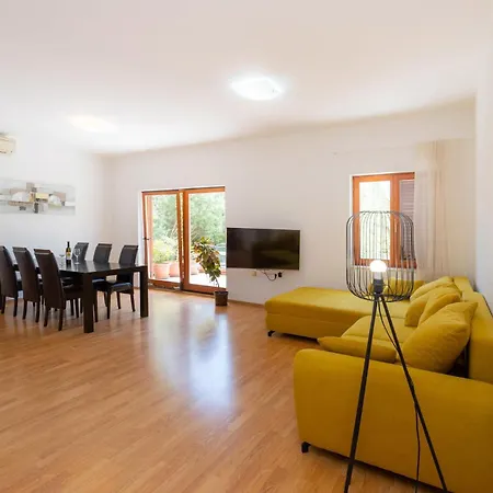 Holiday home 5 Bedroom Lovely In Posedarje