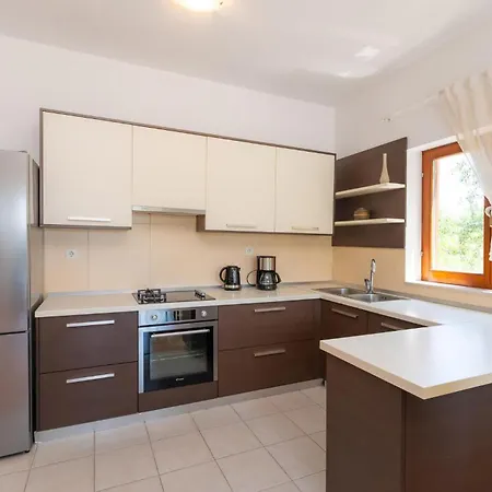 5 Bedroom Lovely In