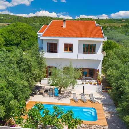 5 Bedroom Lovely In Dom wakacyjny *