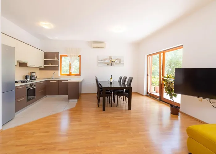 Dom wakacyjny 5 Bedroom Lovely In *