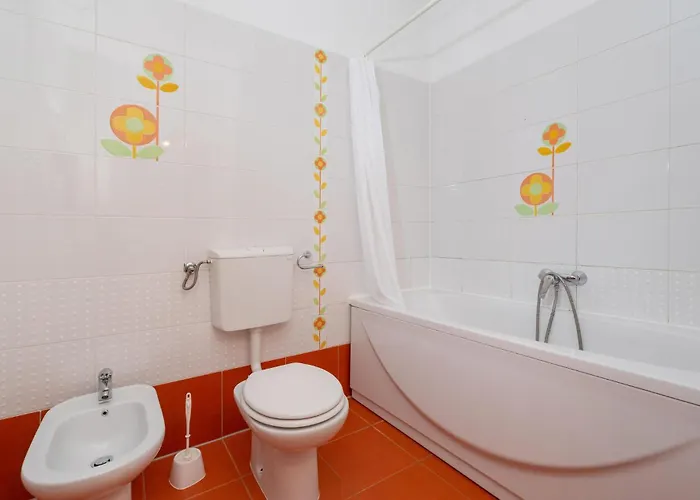 Dom wakacyjny 5 Bedroom Lovely In *