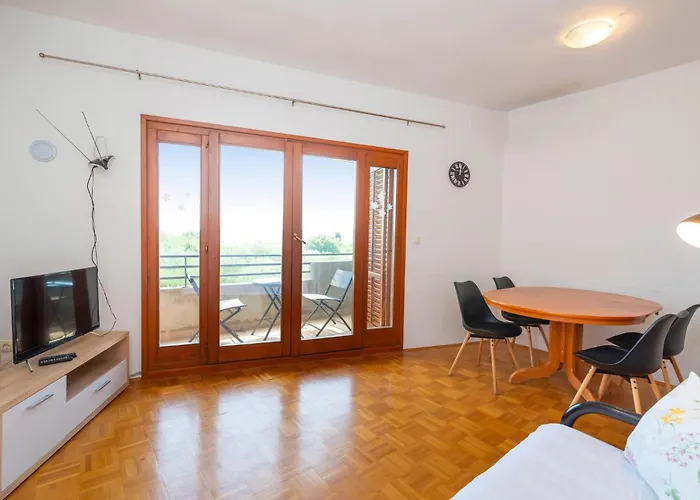 Dom wakacyjny 5 Bedroom Lovely In Posedarje